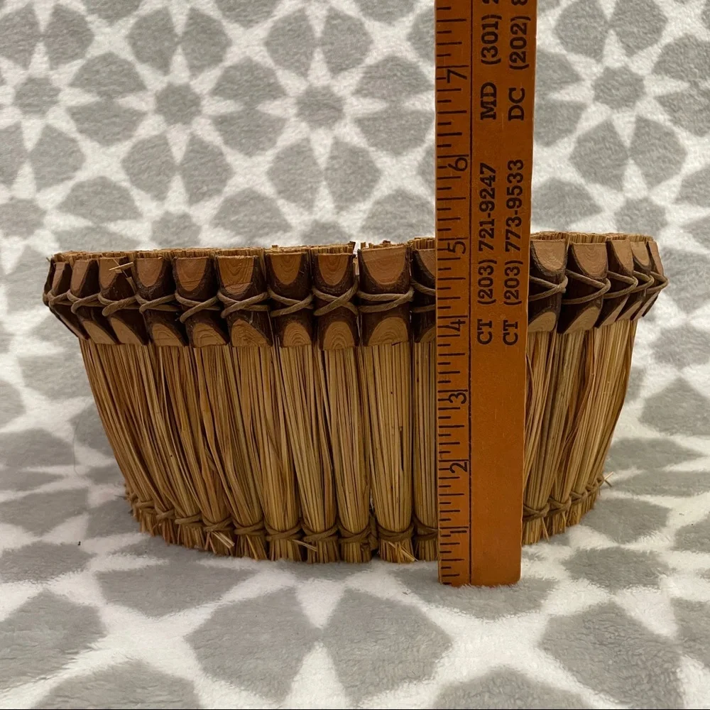 🌸 5 for $25 // Vintage oval straw seagrass wicker basket